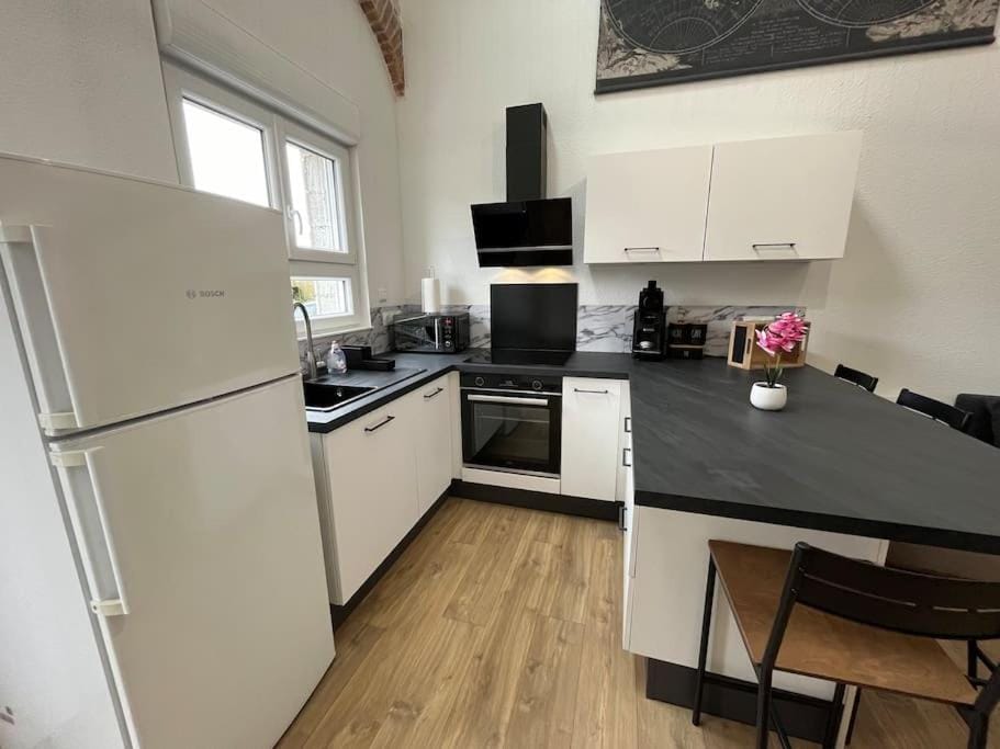 Kitchen or kitchenette, Dining area, oven, stove