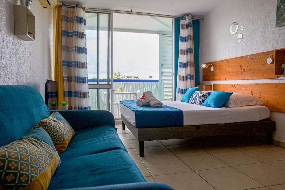 Bed, TV and multimedia, Living room, Photo of the whole room, Seating area, Bedroom