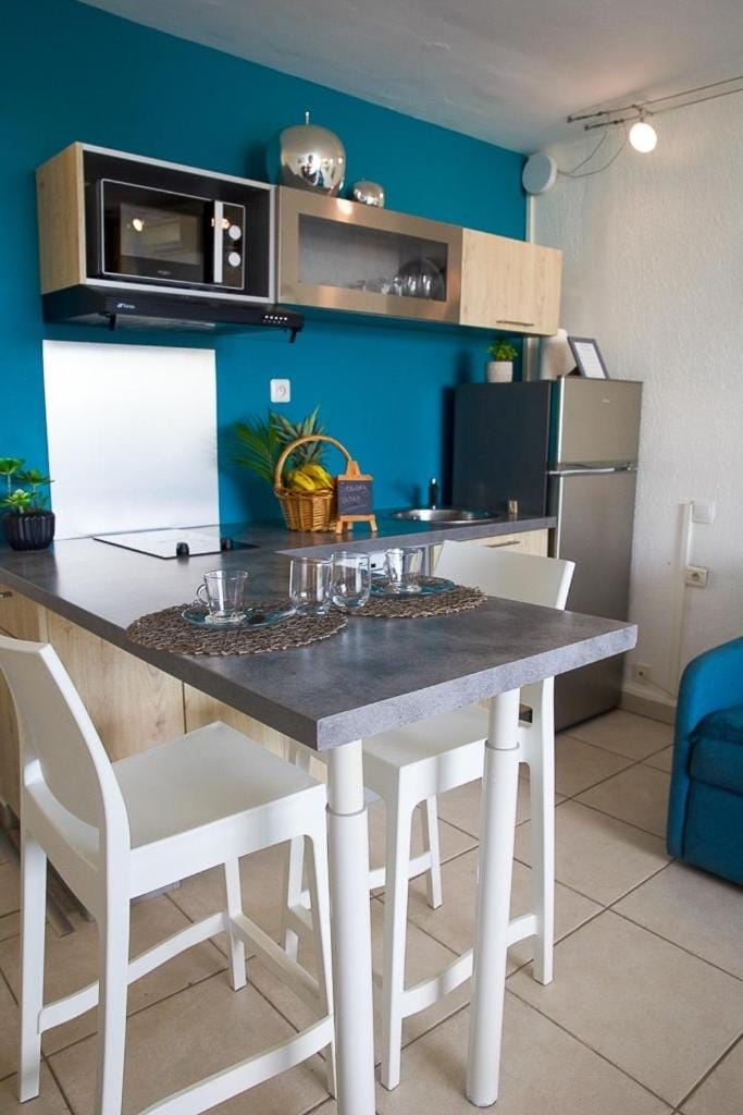 Kitchen or kitchenette, Dining area