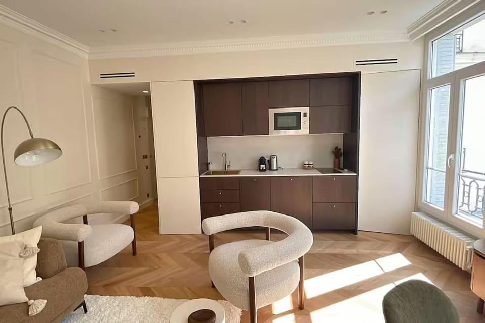4P 1BR - Fully Renovated with AC - Champs-Elysées Apartment in Paris