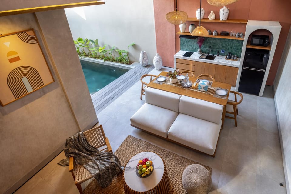 TV and multimedia, Kitchen or kitchenette, Living room, Food and drinks, Seating area, Dining area, Food, Pool view, Swimming pool, kitchen