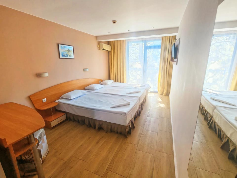 Bed, TV and multimedia, Photo of the whole room
