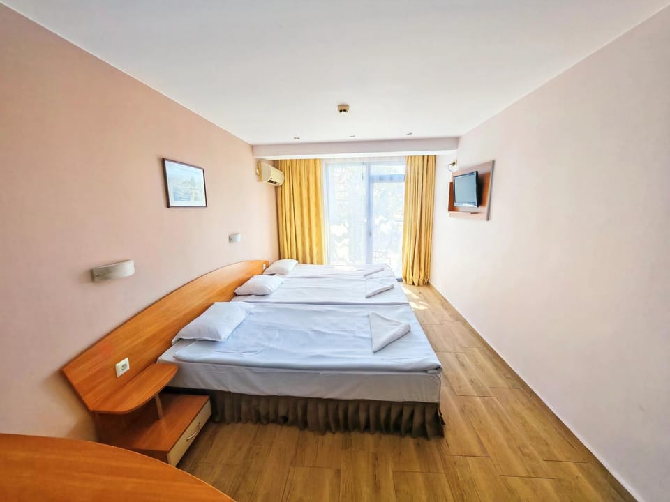 Bed, TV and multimedia, Photo of the whole room, towels