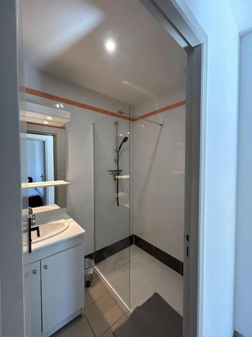 Shower, Bathroom, towels