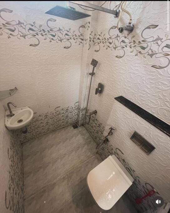 Shower, Toilet, Bathroom