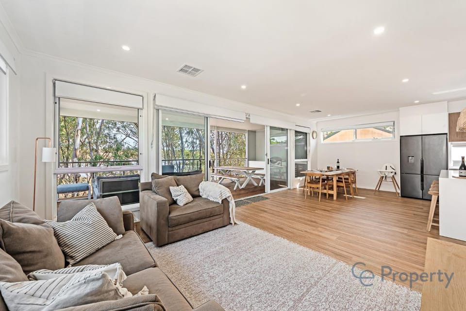 Seating area, Dining area, Lake view