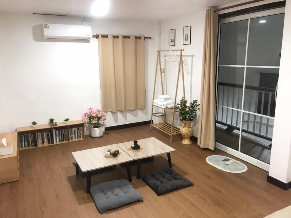 Seating area, Bedroom, air conditioner