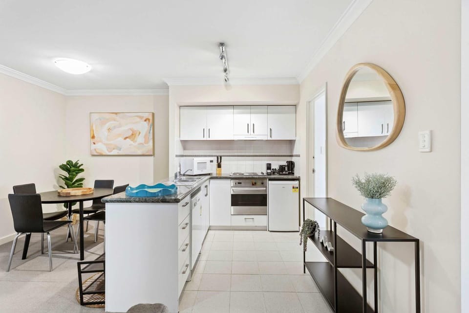 1BR City Edge Pool, Tennis & Free Parking Apartment in Perth