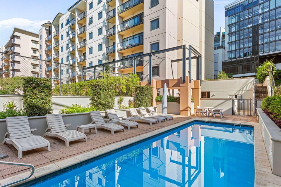 1BR City Edge Pool, Tennis & Free Parking Apartment in Perth