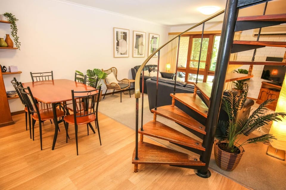 Living room, Seating area, Dining area, heating, air conditioner