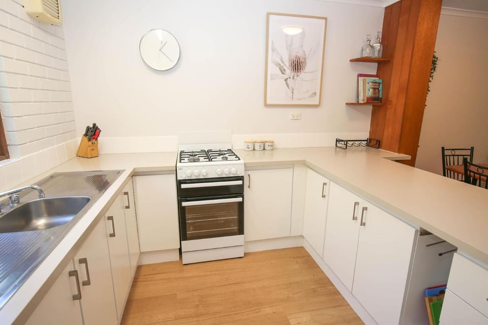 Coffee/tea facilities, Kitchen or kitchenette, microwave, oven, stove