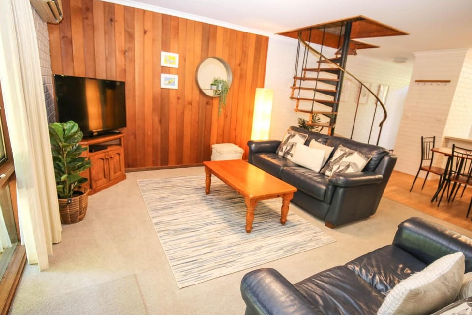 TV and multimedia, Living room, Seating area, Dining area, heating, air conditioner
