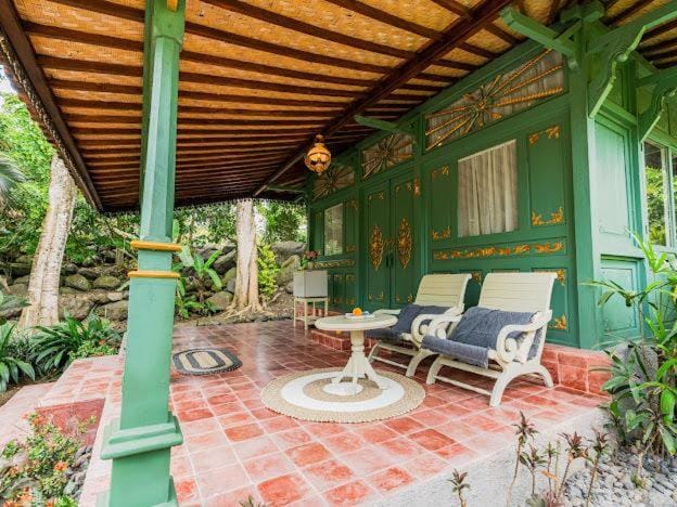 Property building, Day, Balcony/Terrace, Balcony/Terrace, Seating area, Garden view