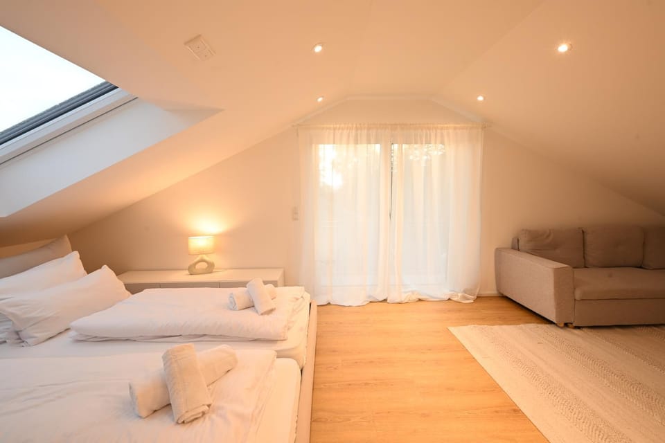 Bed, Photo of the whole room, Seating area, Bedroom