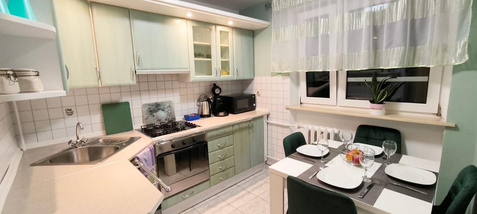 Coffee/tea facilities, Kitchen or kitchenette, Food and drinks, Dining area, stove