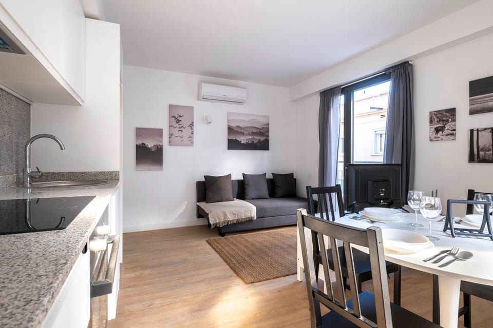 TV and multimedia, Kitchen or kitchenette, Living room, Seating area, Dining area