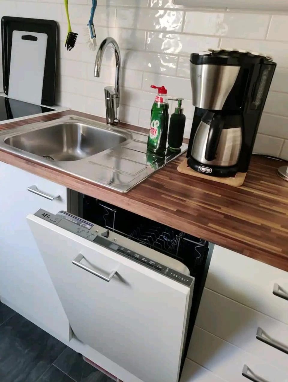 Coffee/tea facilities, Kitchen or kitchenette, stove, toaster