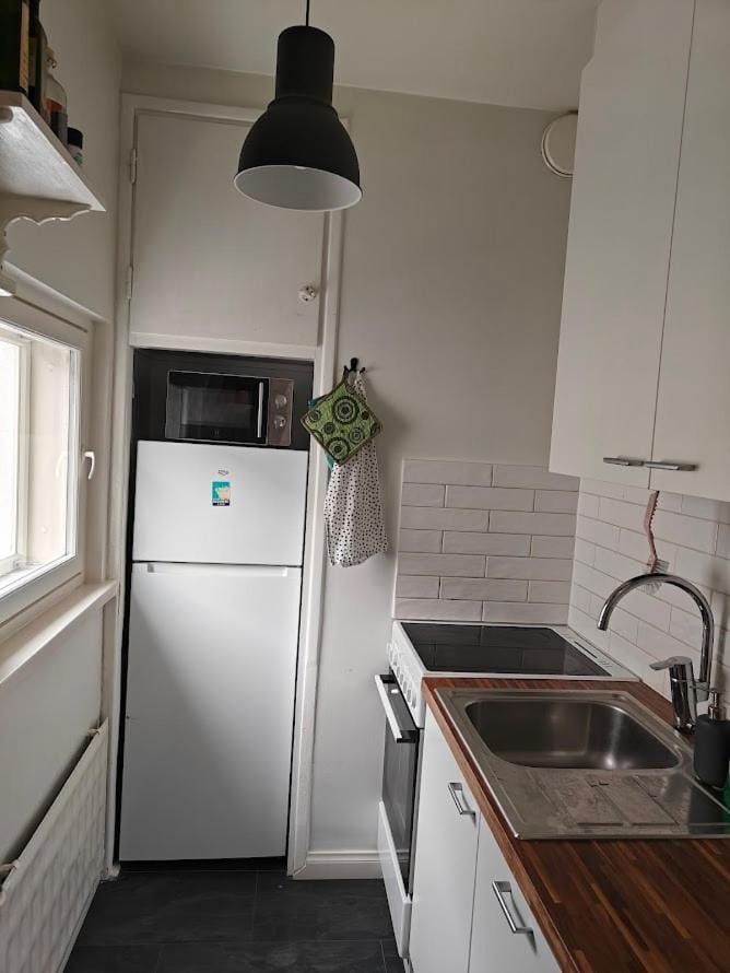 Kitchen or kitchenette, dishwasher, oven