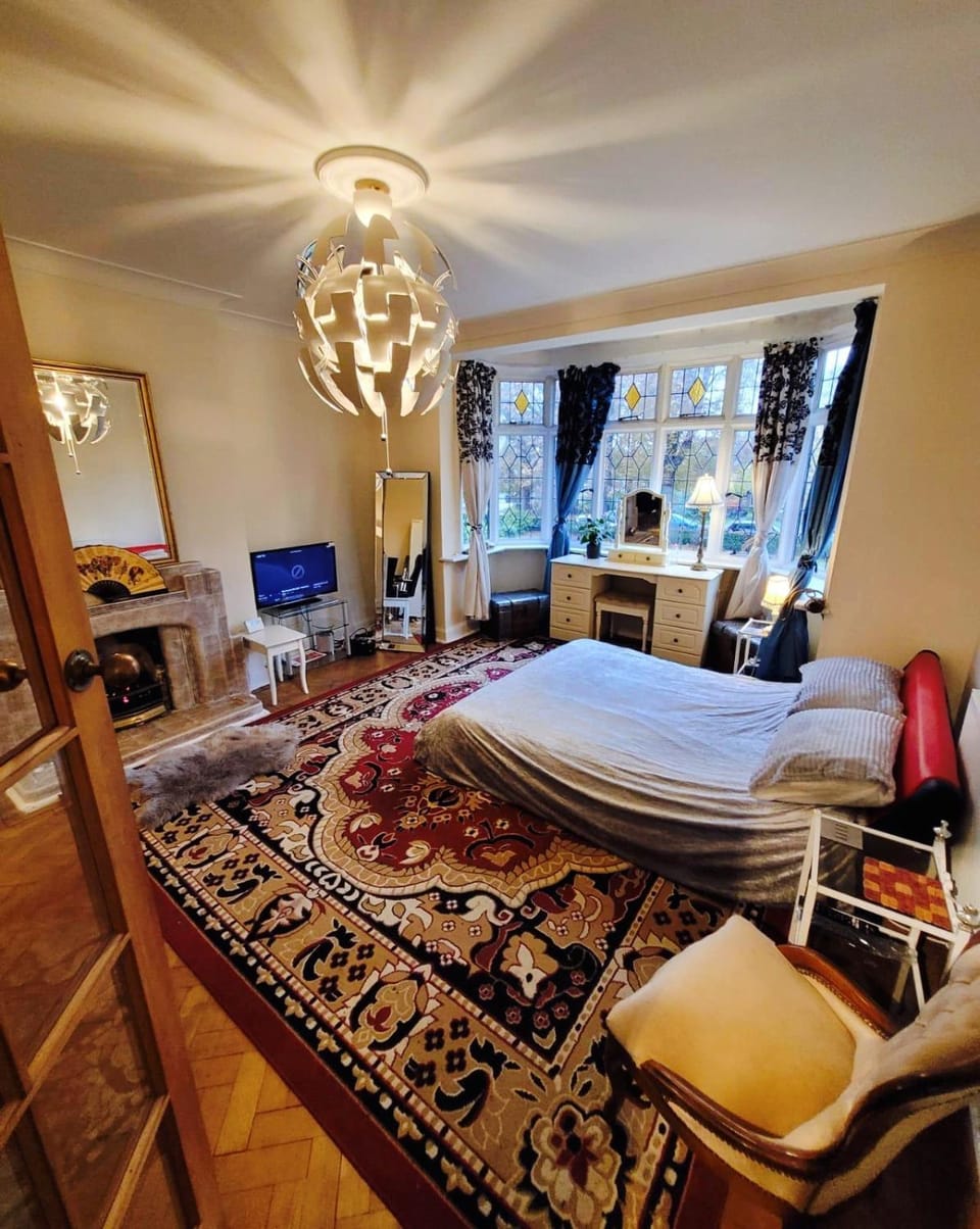 Large Studio flat near Heathrow&Thames River quiet area&historic features Apartment in Twickenham