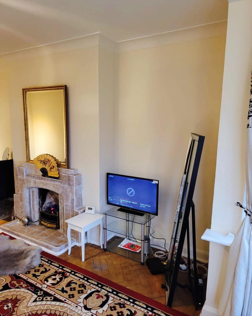 Beautiful apartment offers 2 separate double bedrooms, near Heathrow&Thames River, quiet, historic features Apartment in Twickenham