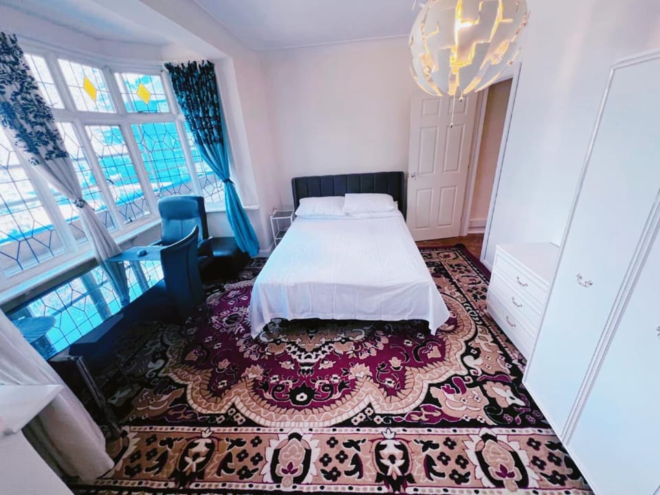 Beautiful apartment for singles or family near Heathrow,River,historical feature Apartment in Twickenham
