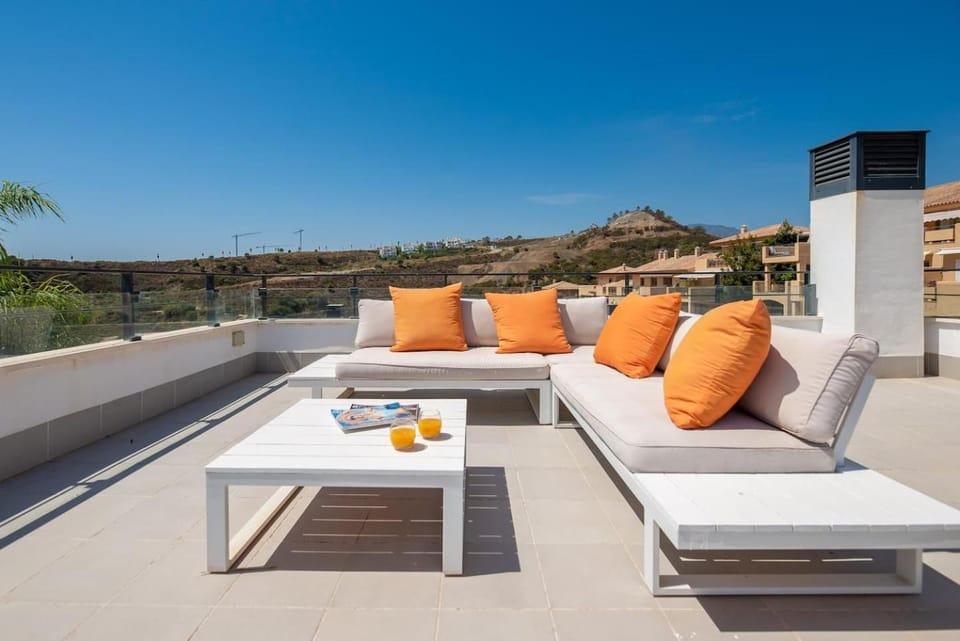 Golf-Front Villa Private Pool Sleeps 8 Villa in Costa del Sol