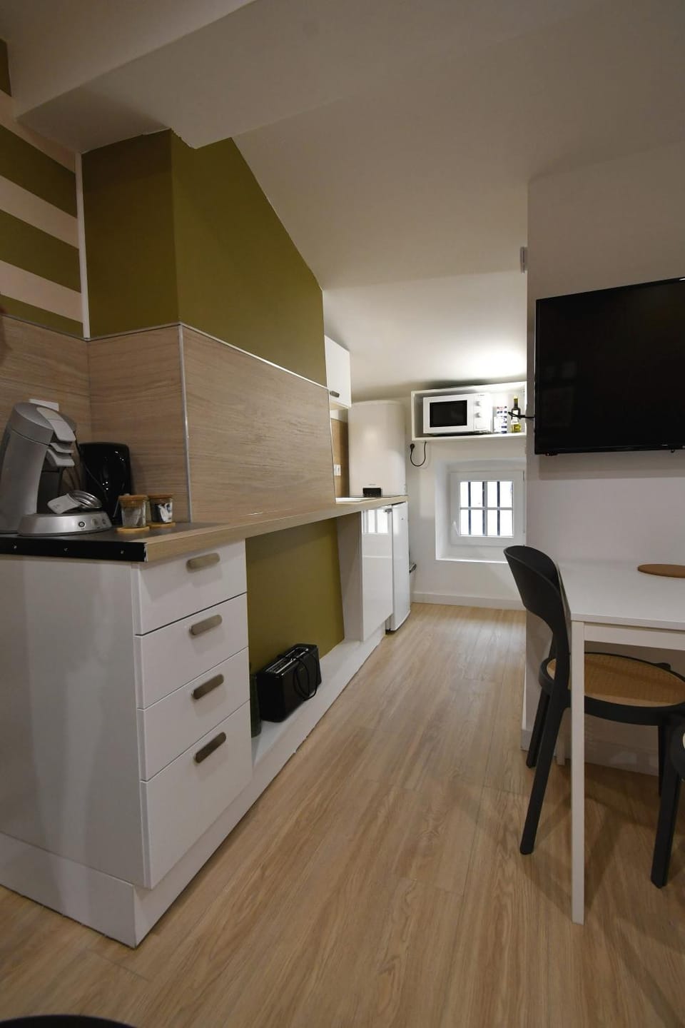 TV and multimedia, Kitchen or kitchenette, Dining area, stove