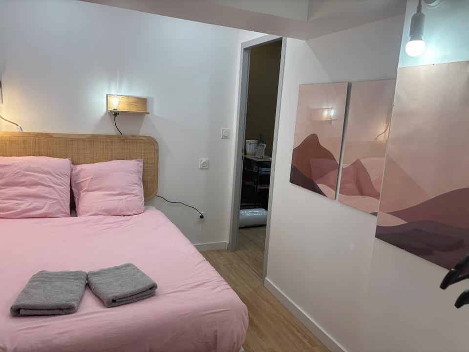 Bed, Photo of the whole room, Bedroom, storage