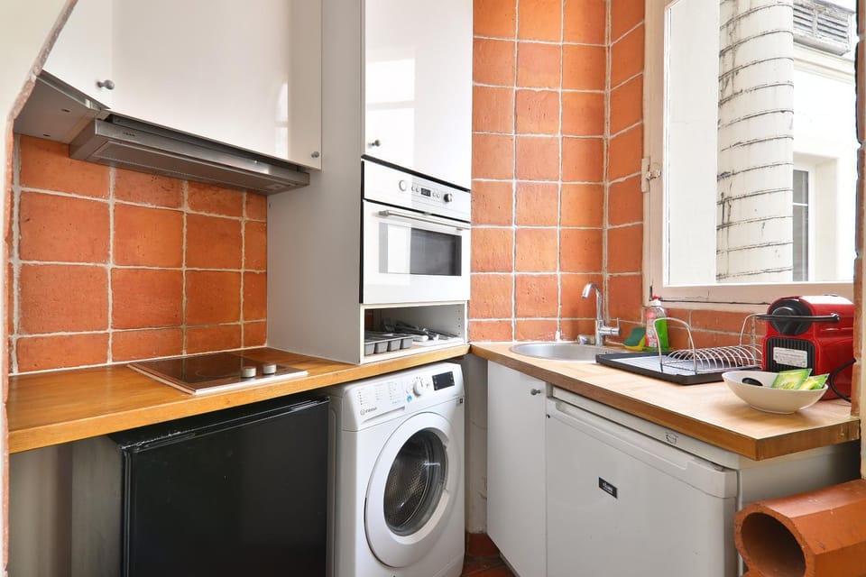 Kitchen or kitchenette, oven, stove, toaster, washing machine