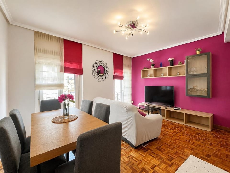 Communal lounge/ TV room, TV and multimedia, Living room, Seating area, Dining area, Evening entertainment