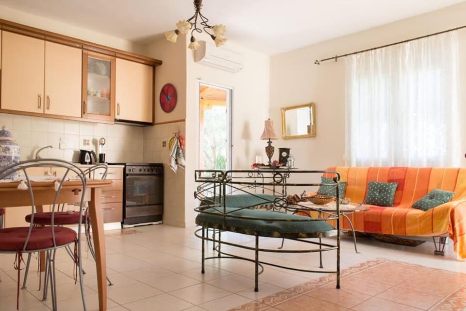 Kitchen or kitchenette, Living room, Seating area, Dining area, stove