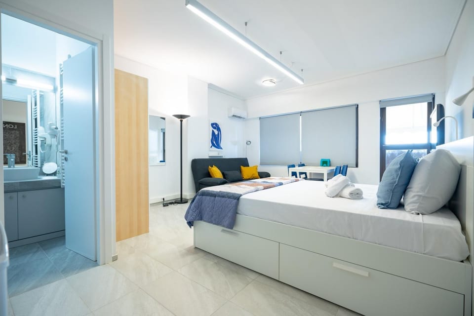 Photo of the whole room, Bedroom