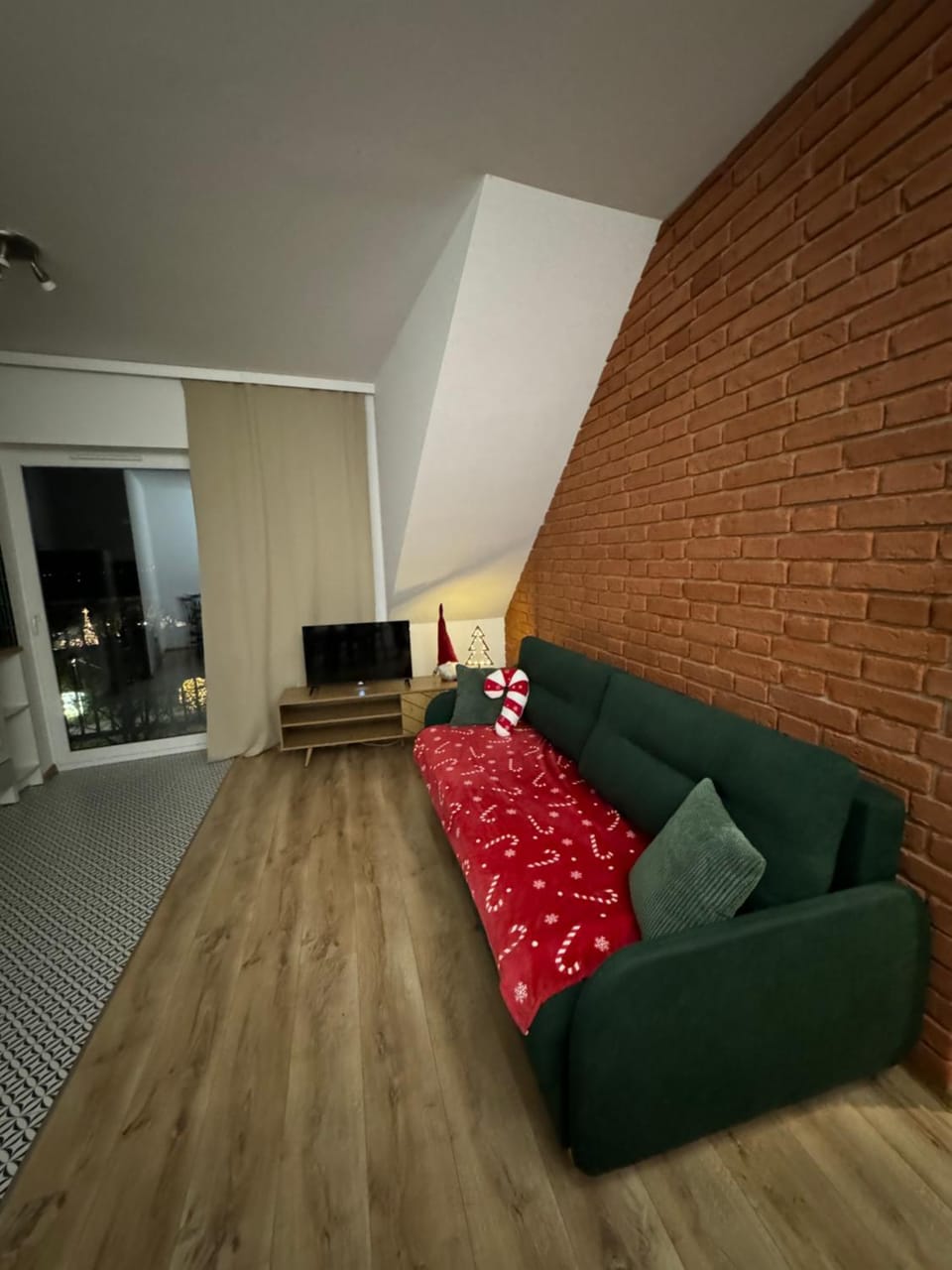 TV and multimedia, Living room, Seating area, Bedroom