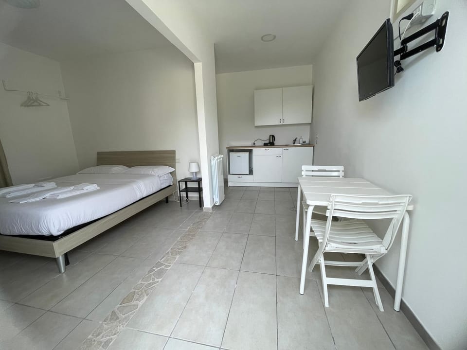 Bed, Kitchen or kitchenette, Photo of the whole room, Bedroom