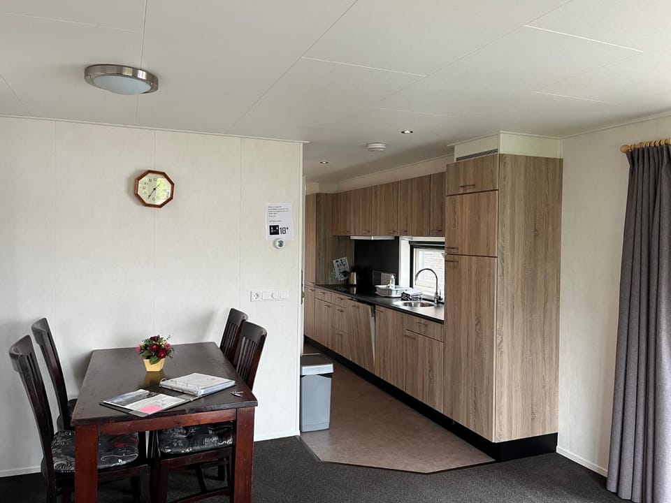 Coffee/tea facilities, Kitchen or kitchenette, Dining area, stove, kitchen
