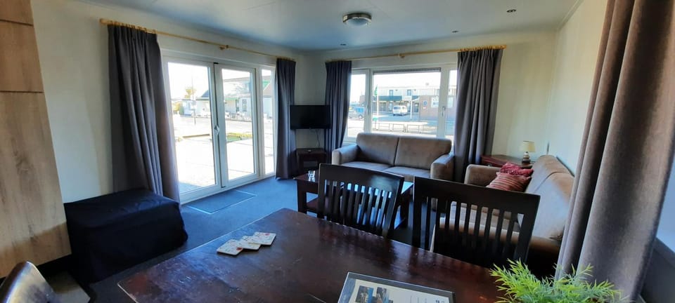 View (from property/room), Living room, Seating area, Dining area, Diving, Street view, Inner courtyard view, pet friendly
