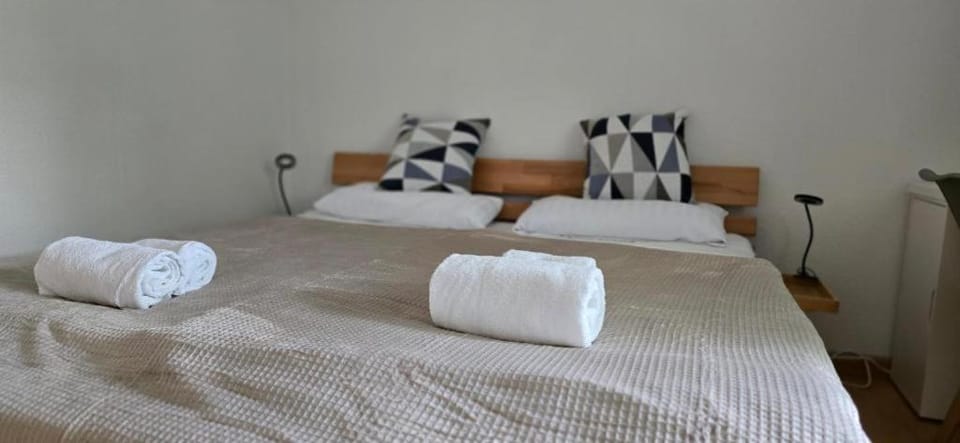 Bed, Bedroom, towels