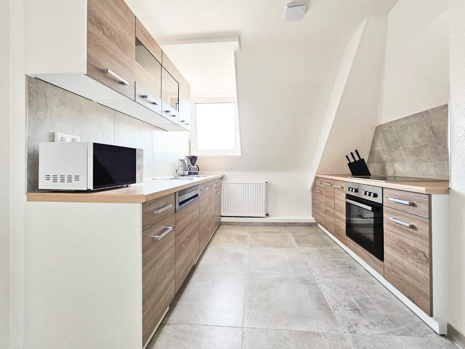 Coffee/tea facilities, dishwasher, microwave, oven, stove, kitchen