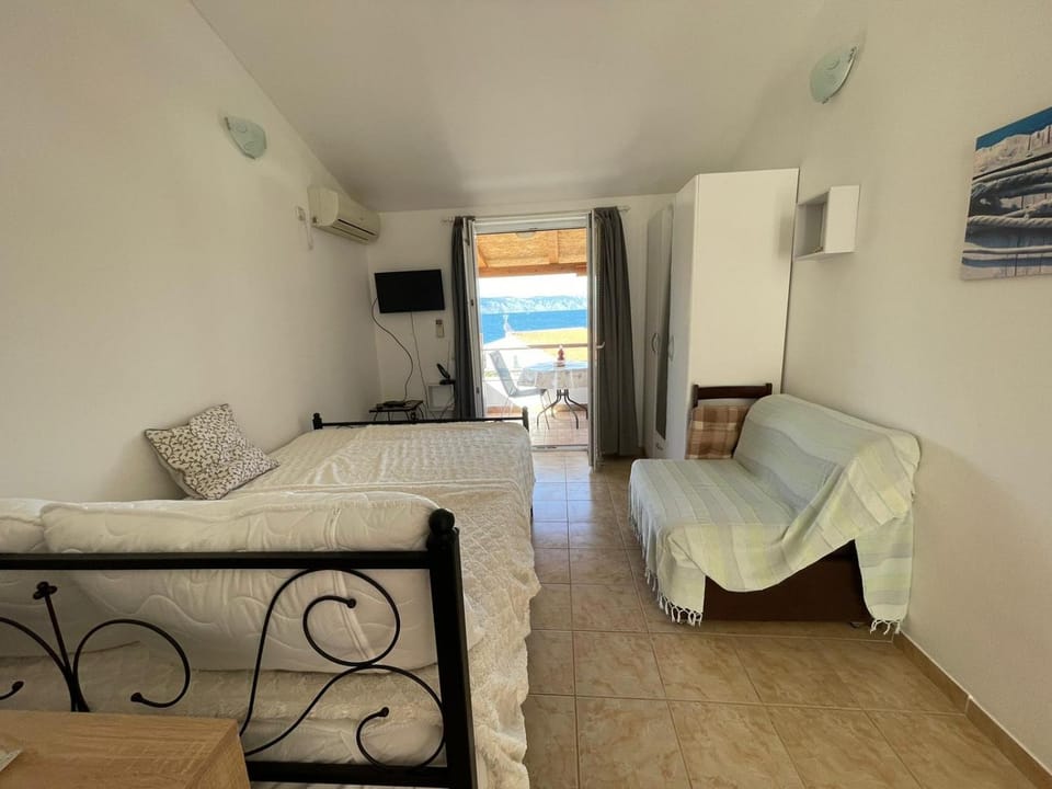 Bed, Living room, Photo of the whole room, Bedroom