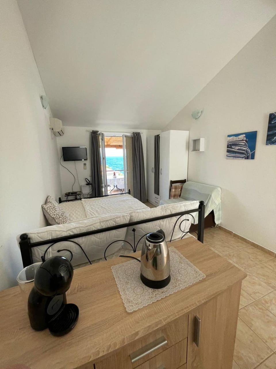 Bed, Photo of the whole room, Bedroom