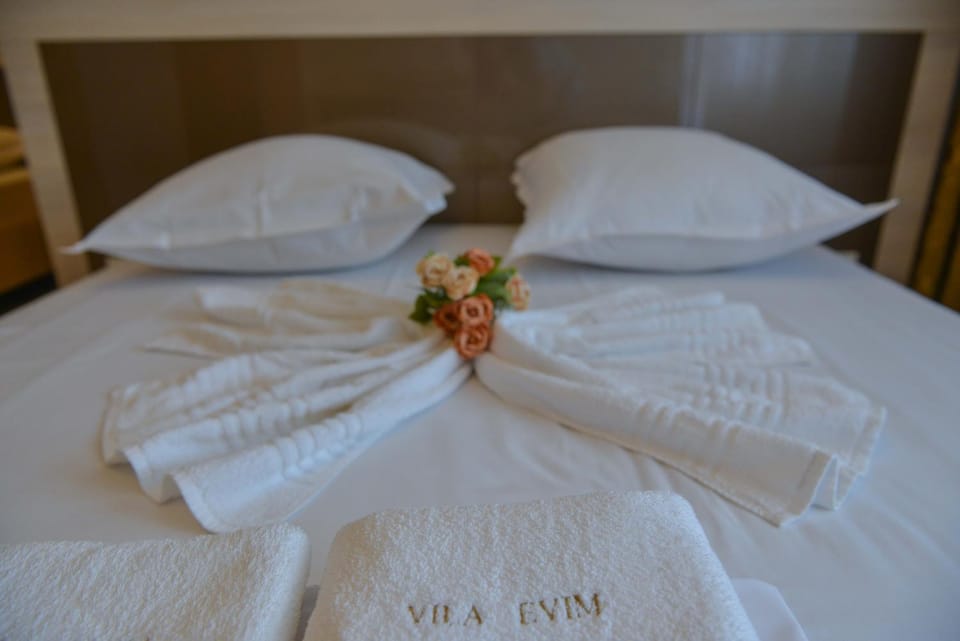 Bed, towels