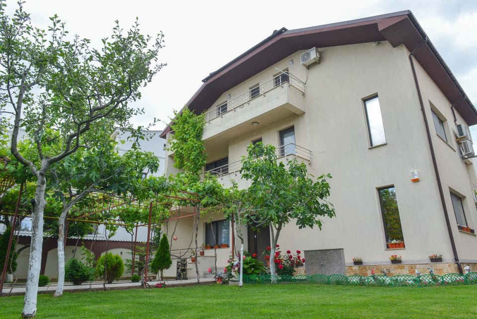 Property building, Day, Natural landscape, Garden