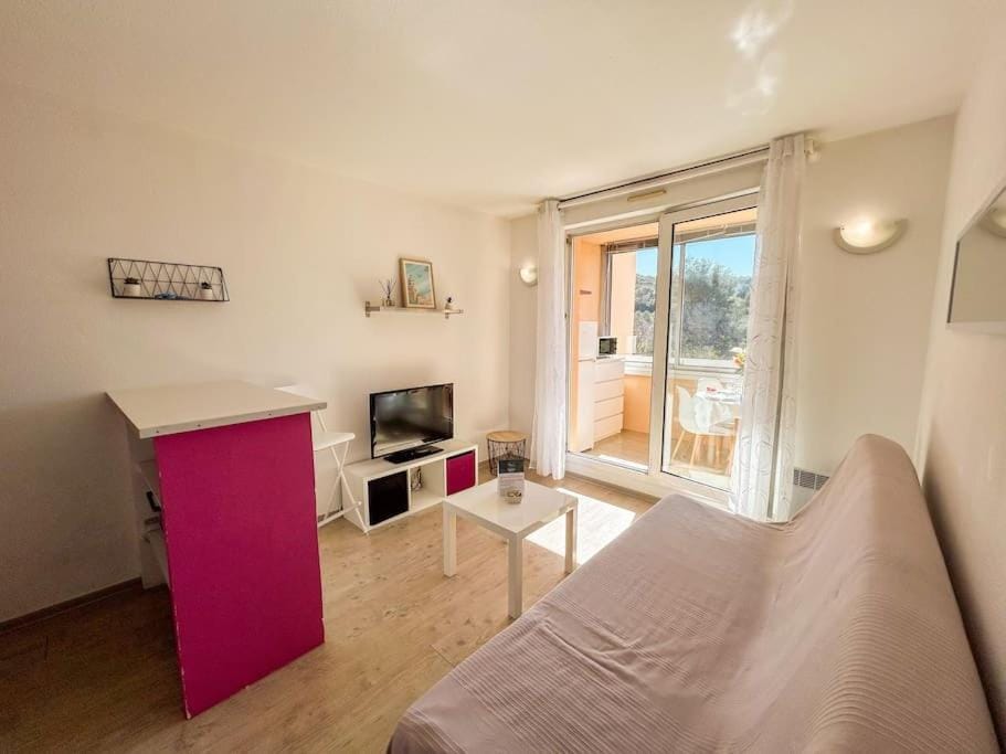 Coquet studio dans résidence avec piscine Sanary Apartment in Sanary-sur-Mer