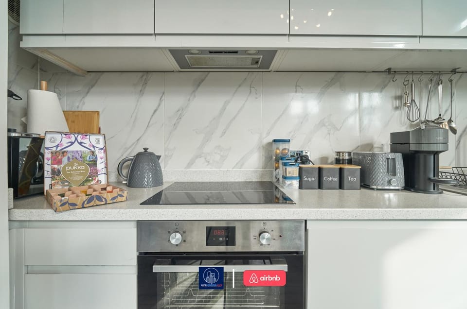 Coffee/tea facilities, Kitchen or kitchenette, oven, stove, toaster