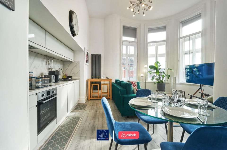 Kitchen or kitchenette, Living room, Seating area, Dining area