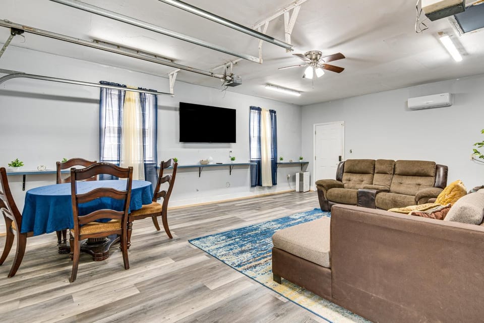 Spacious Home w/ Hot Tub, 14 Mi to Downtown ATL! House in East Point