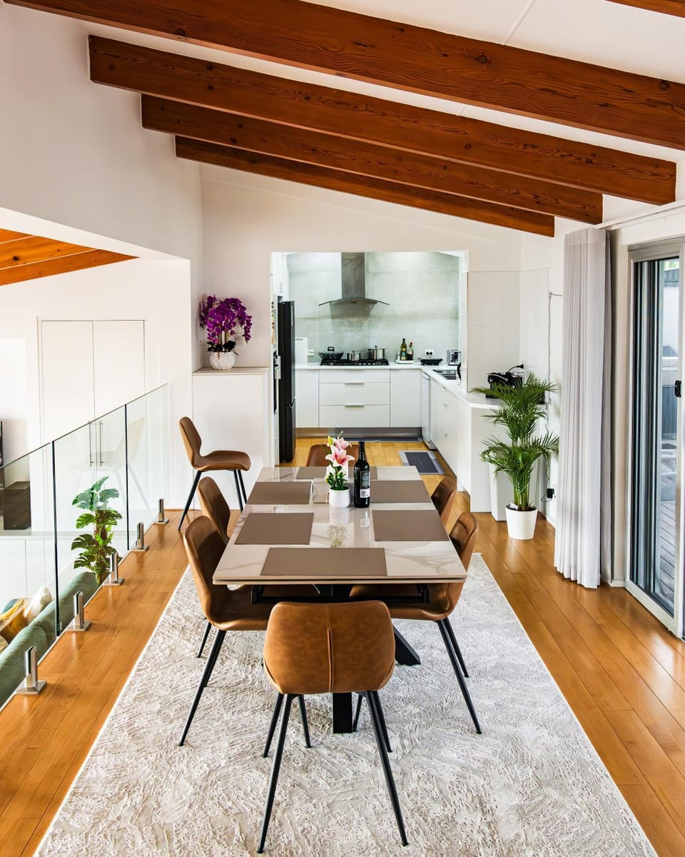Kitchen or kitchenette, Seating area, Dining area