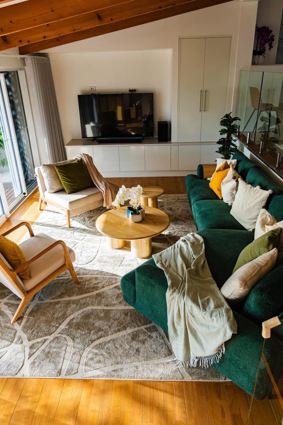 Bed, TV and multimedia, Living room, Photo of the whole room, Seating area