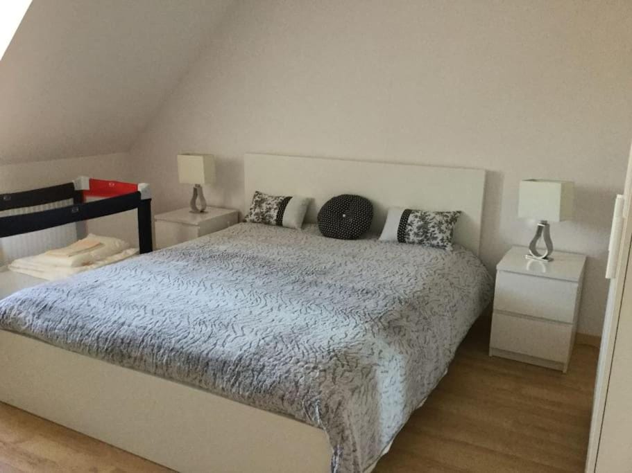 Photo of the whole room, Bedroom