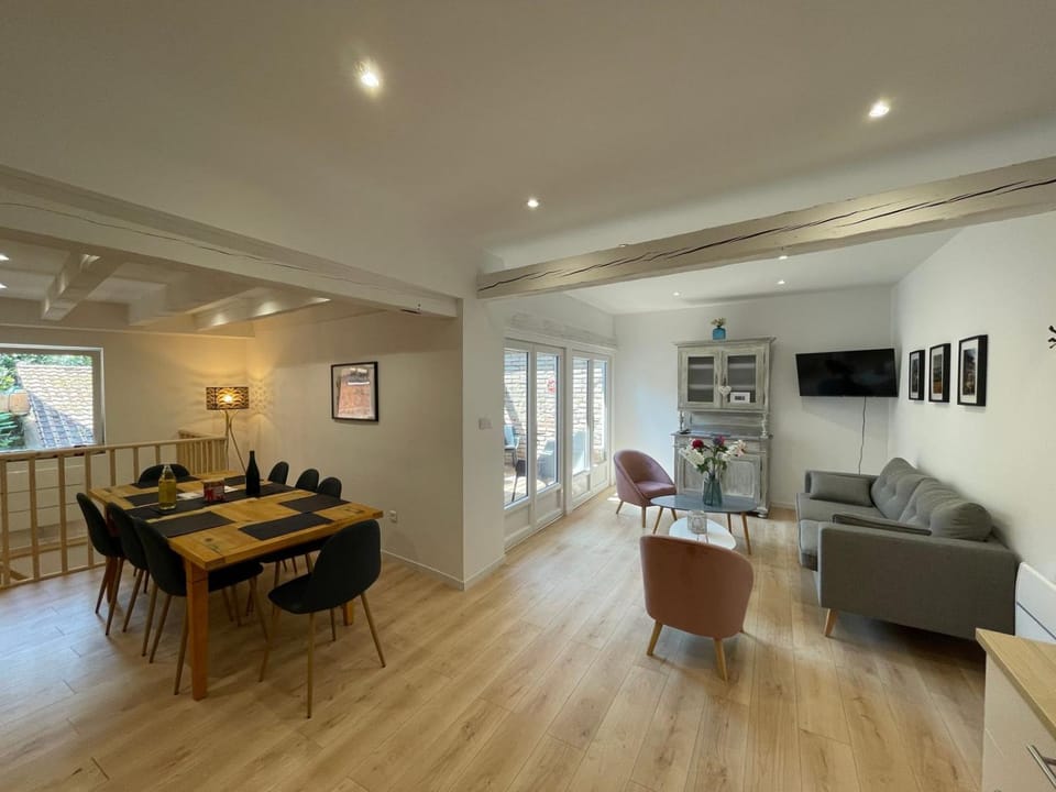 Living room, Seating area, Dining area